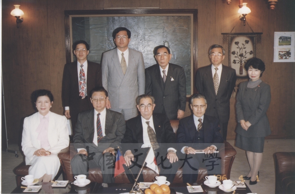 1996年4月1日董事長張鏡湖率同校長林彩梅等一行由日本參議員木宮和彥(常葉學園理事長)夫婦陪同參觀濱松大學及常葉園大學的圖檔，第13張，共21張