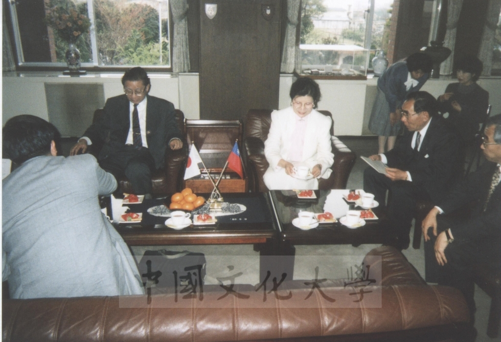 1996年4月1日董事長張鏡湖率同校長林彩梅等一行由日本參議員木宮和彥(常葉學園理事長)夫婦陪同參觀濱松大學及常葉園大學的圖檔，第21張，共21張