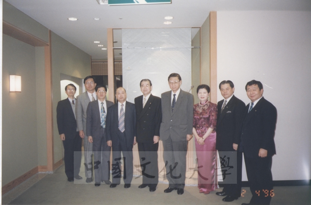 1996年4月2日董事長張鏡湖率同校長林彩梅等一行拜訪創價大學理事長岡安博司、校長小室金之助並接受晚宴款待的圖檔，第2張，共5張
