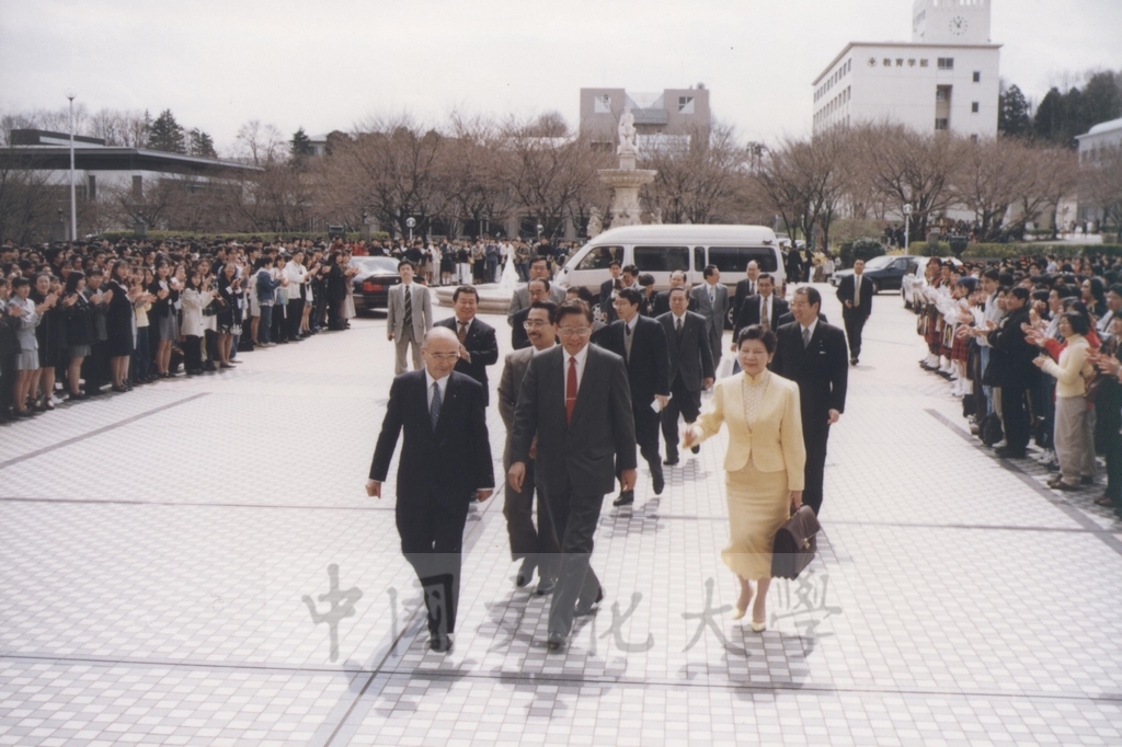 1996年4月3日創價大學於該校池田紀念講堂舉行頒贈名譽博士學位予董事長張鏡湖、最高榮譽獎予校長林彩梅典禮儀式的圖檔，第1張，共40張