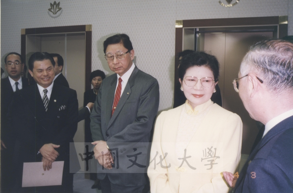 1996年4月3日創價大學於該校池田紀念講堂舉行頒贈名譽博士學位予董事長張鏡湖、最高榮譽獎予校長林彩梅典禮儀式的圖檔，第5張，共40張