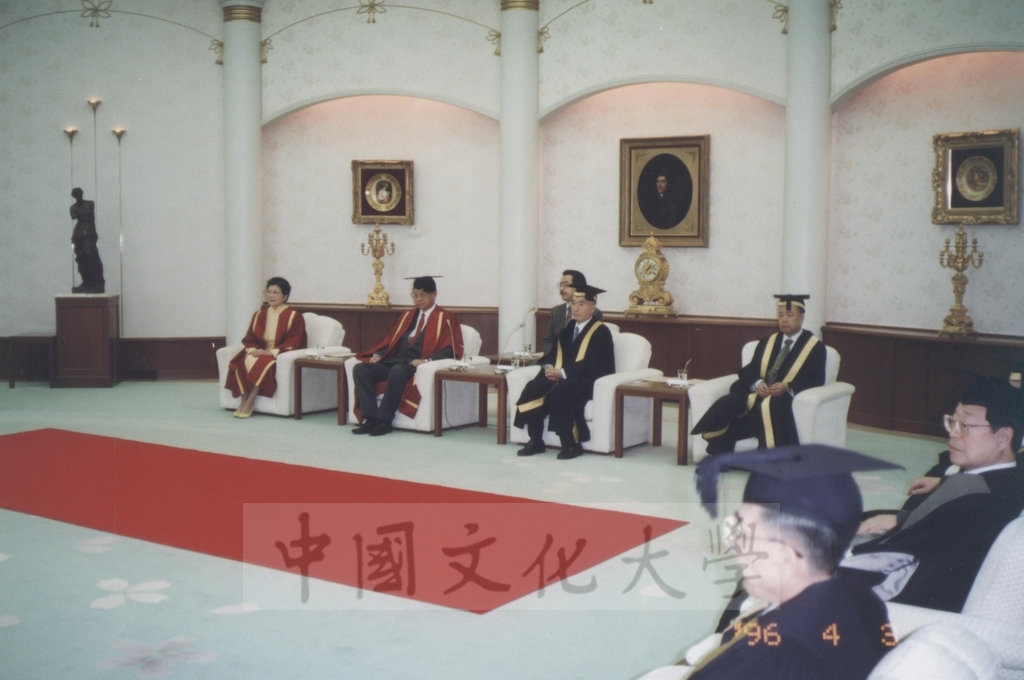 1996年4月3日創價大學於該校池田紀念講堂舉行頒贈名譽博士學位予董事長張鏡湖、最高榮譽獎予校長林彩梅典禮儀式的圖檔，第10張，共40張