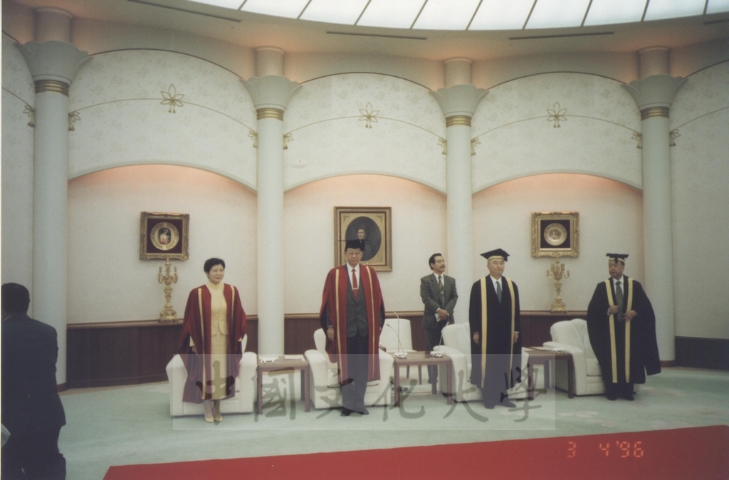 1996年4月3日創價大學於該校池田紀念講堂舉行頒贈名譽博士學位予董事長張鏡湖、最高榮譽獎予校長林彩梅典禮儀式的圖檔，第13張，共40張