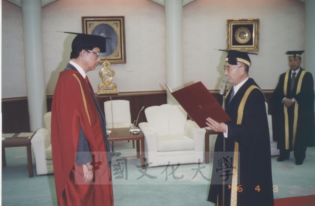 1996年4月3日創價大學於該校池田紀念講堂舉行頒贈名譽博士學位予董事長張鏡湖、最高榮譽獎予校長林彩梅典禮儀式的圖檔，第18張，共40張