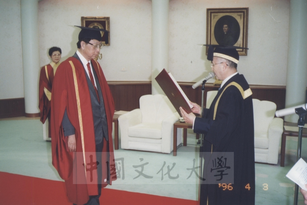 1996年4月3日創價大學於該校池田紀念講堂舉行頒贈名譽博士學位予董事長張鏡湖、最高榮譽獎予校長林彩梅典禮儀式的圖檔，第19張，共40張
