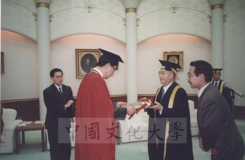 1996年4月3日創價大學於該校池田紀念講堂舉行頒贈名譽博士學位予董事長張鏡湖、最高榮譽獎予校長林彩梅典禮儀式的圖檔，第23張，共40張