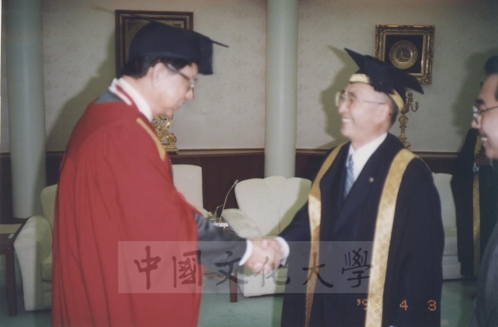 1996年4月3日創價大學於該校池田紀念講堂舉行頒贈名譽博士學位予董事長張鏡湖、最高榮譽獎予校長林彩梅典禮儀式的圖檔，第25張，共40張