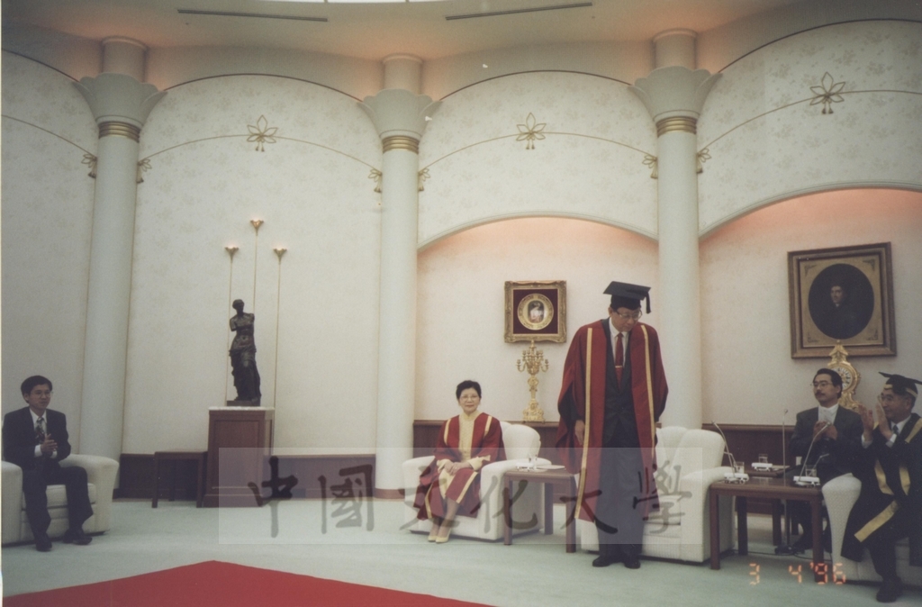 1996年4月3日創價大學於該校池田紀念講堂舉行頒贈名譽博士學位予董事長張鏡湖、最高榮譽獎予校長林彩梅典禮儀式的圖檔，第26張，共40張