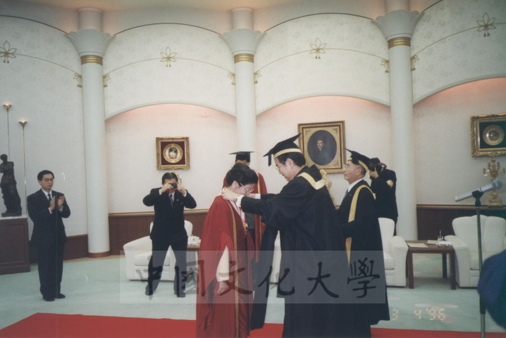1996年4月3日創價大學於該校池田紀念講堂舉行頒贈名譽博士學位予董事長張鏡湖、最高榮譽獎予校長林彩梅典禮儀式的圖檔，第30張，共40張