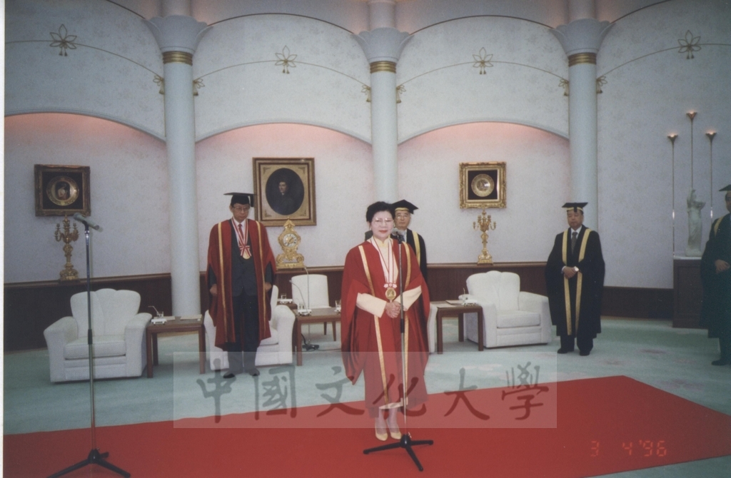 1996年4月3日創價大學於該校池田紀念講堂舉行頒贈名譽博士學位予董事長張鏡湖、最高榮譽獎予校長林彩梅典禮儀式的圖檔，第31張，共40張