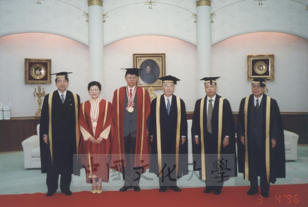 1996年4月3日創價大學於該校池田紀念講堂舉行頒贈名譽博士學位予董事長張鏡湖、最高榮譽獎予校長林彩梅典禮儀式的圖檔，第32張，共40張
