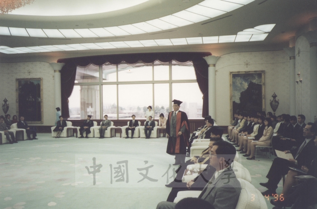 1996年4月3日創價大學於該校池田紀念講堂舉行頒贈名譽博士學位予董事長張鏡湖、最高榮譽獎予校長林彩梅典禮儀式的圖檔，第34張，共40張