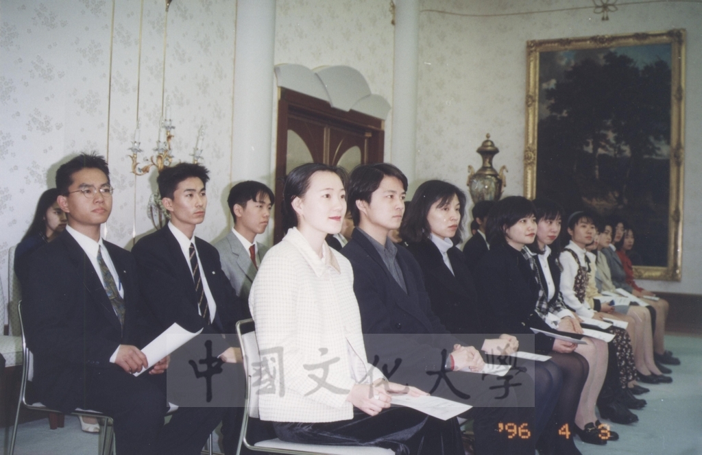 1996年4月3日創價大學於該校池田紀念講堂舉行頒贈名譽博士學位予董事長張鏡湖、最高榮譽獎予校長林彩梅典禮儀式的圖檔，第36張，共40張