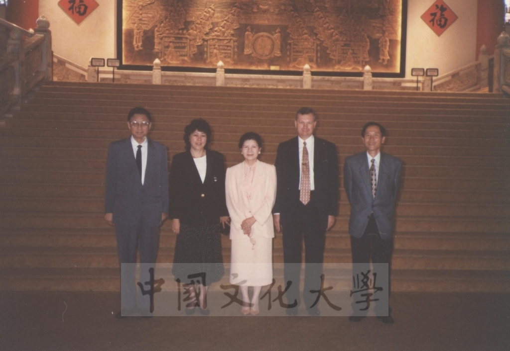 1996年11月10日董事長張鏡湖、校長林彩梅於圓山飯店前與韓國慶南大學校長朴在圭(前排右二)、俄羅斯遠東大學校長Dr. Vladimir I. Kurilov夫婦(前排右三及左三)、校友姜命相(前排右一)合影留念的圖檔，第2張，共2張