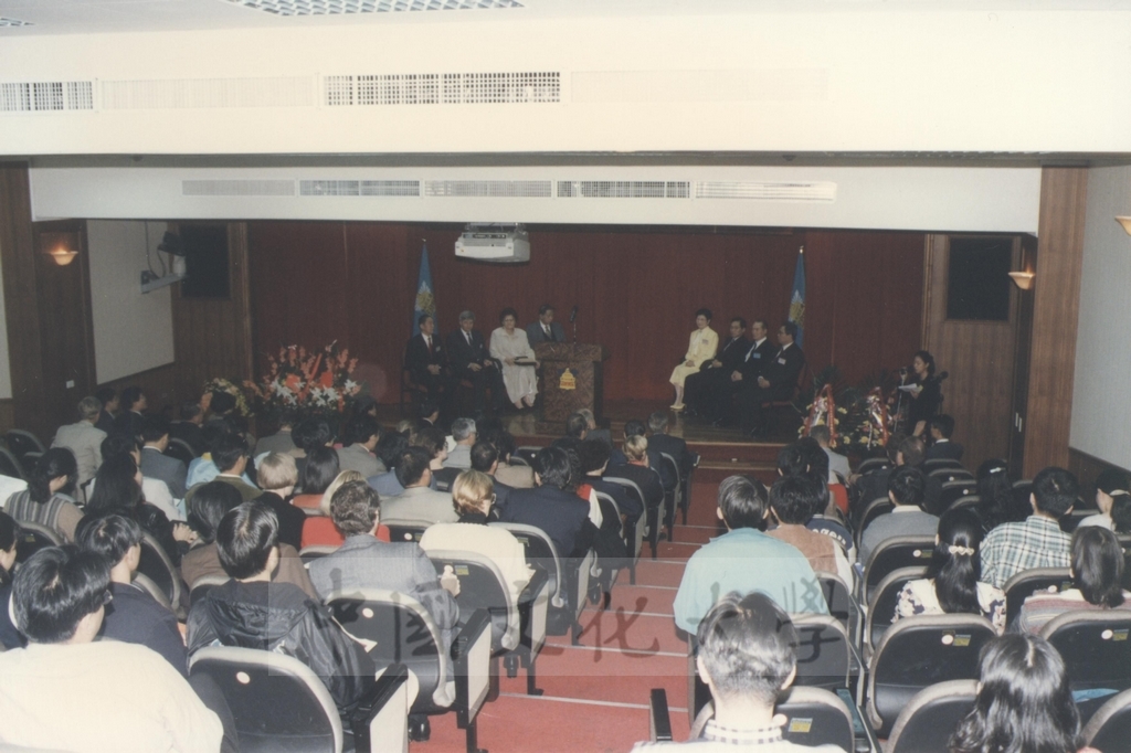 1996年11月20舉行首屆「俄語教學國際學術研討會」暨頒贈俄國聖彼得堡大學校長薇爾碧芝卡雅(Liudmila A. Verbitskaya)名譽文學博士學位的圖檔，第3張，共6張