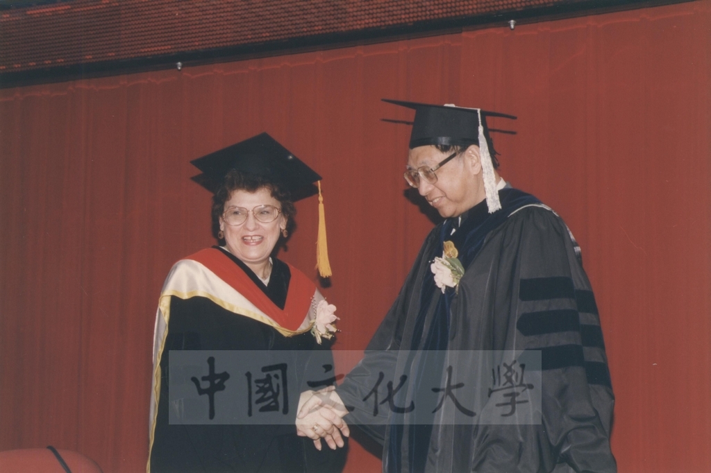1996年11月20舉行首屆「俄語教學國際學術研討會」暨頒贈俄國聖彼得堡大學校長薇爾碧芝卡雅(Liudmila A. Verbitskaya)名譽文學博士學位的圖檔，第5張，共6張
