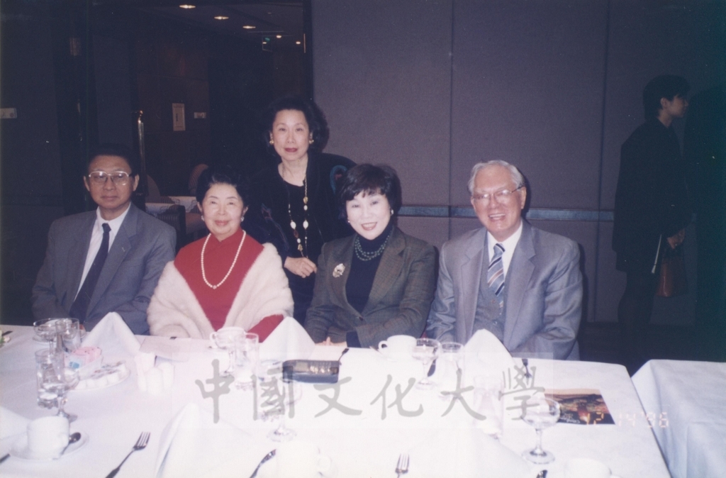 1996年12月14日董事長張鏡湖(左一)、董事穆閩珠(右二)、俞筱鈞教授(左二)、秘書王玉香(後排)及外國友人於餐會時合影景況的圖檔，第1張，共1張