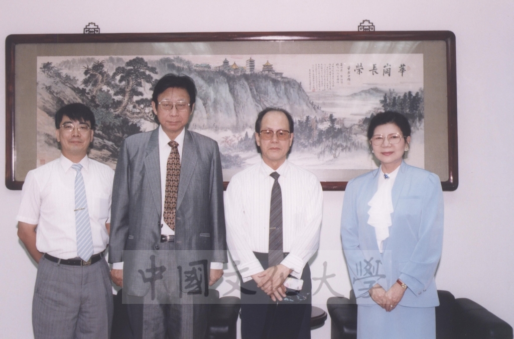 日文系老師方獻洲陪同貴賓拜會董事長張鏡湖、校長林彩梅的圖檔，第1張，共1張