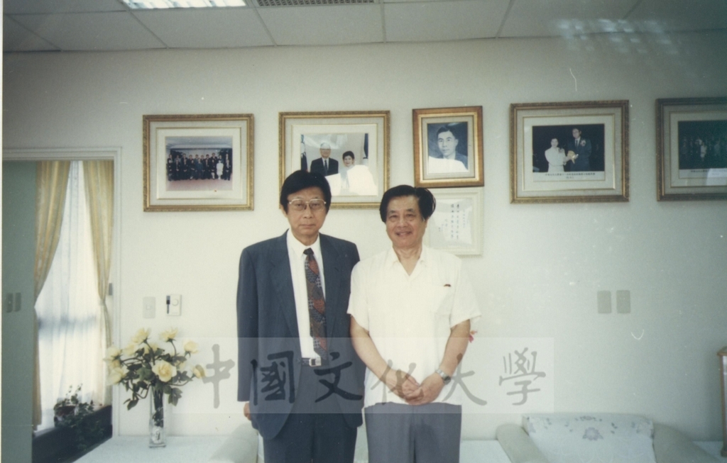 文學院院長宋晞陪同大陸學者拜會董事長張鏡湖，並至曉園向張創辦人致敬的圖檔，第2張，共11張