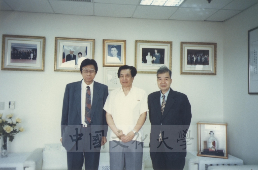 文學院院長宋晞陪同大陸學者拜會董事長張鏡湖，並至曉園向張創辦人致敬的圖檔，第3張，共11張
