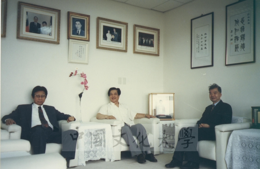 文學院院長宋晞陪同大陸學者拜會董事長張鏡湖，並至曉園向張創辦人致敬的圖檔，第4張，共11張