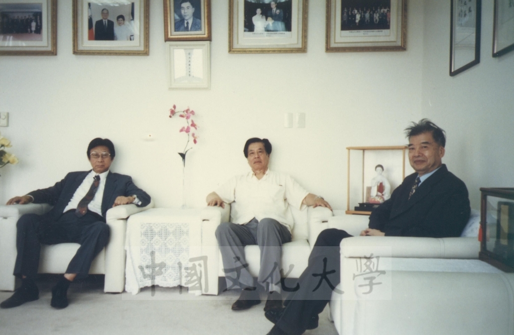 文學院院長宋晞陪同大陸學者拜會董事長張鏡湖，並至曉園向張創辦人致敬的圖檔，第5張，共11張