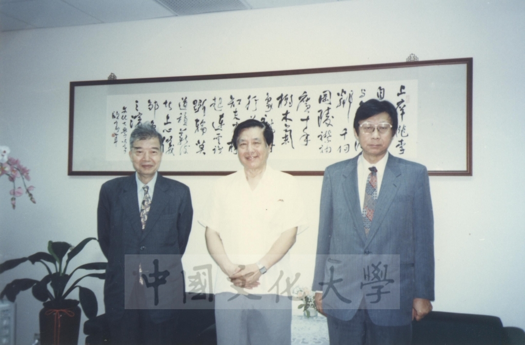 文學院院長宋晞陪同大陸學者拜會董事長張鏡湖，並至曉園向張創辦人致敬的圖檔，第6張，共11張