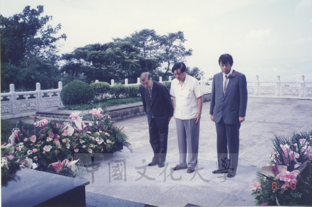 文學院院長宋晞陪同大陸學者拜會董事長張鏡湖，並至曉園向張創辦人致敬的圖檔，第8張，共11張