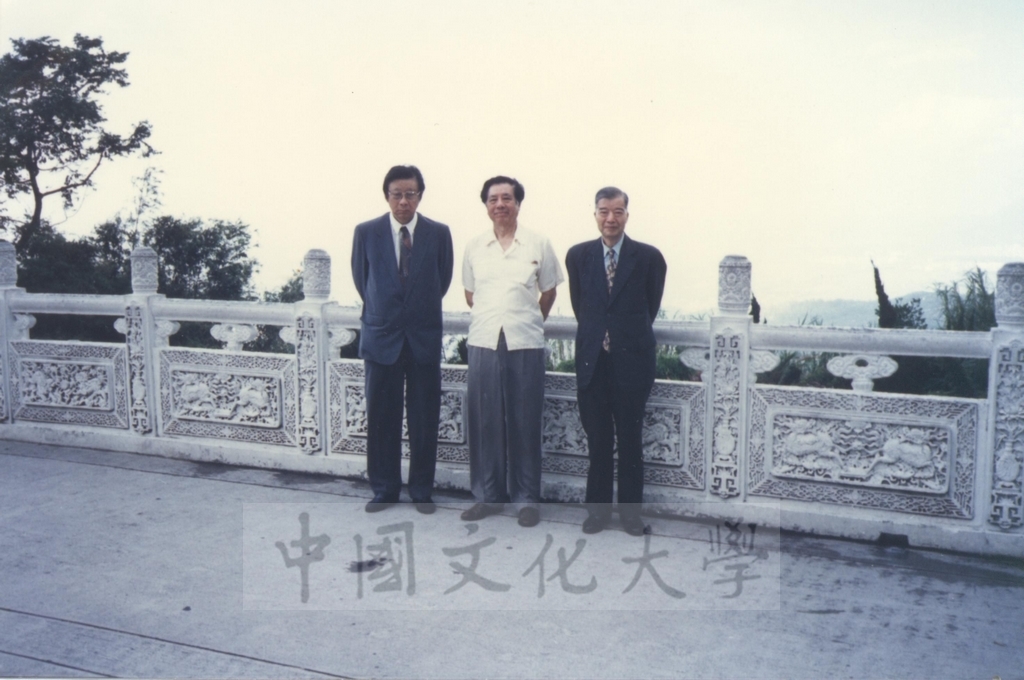 文學院院長宋晞陪同大陸學者拜會董事長張鏡湖，並至曉園向張創辦人致敬的圖檔，第10張，共11張