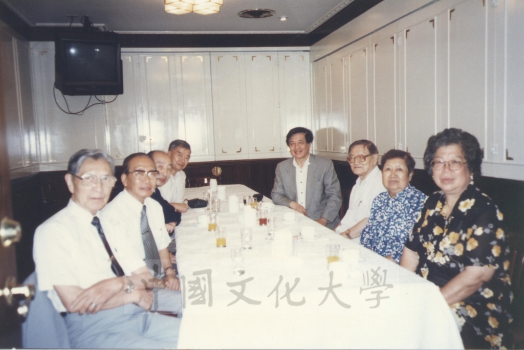 文學院院長宋晞陪同大陸學者拜會董事長張鏡湖，並至曉園向張創辦人致敬的圖檔，第11張，共11張
