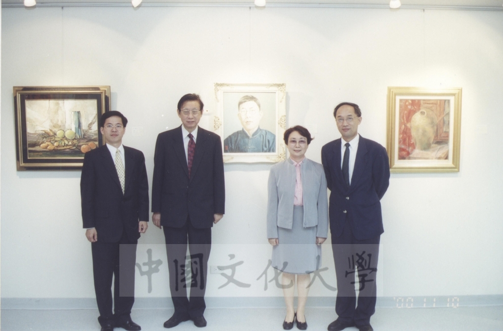 2000年11月10日董事長張鏡湖由藝術學院院長陳藍谷(右一)、美術系主任李福臻(右二)、總務長唐彥博(左一)陪同參觀美術系師生聯合畫展的圖檔，第1張，共1張