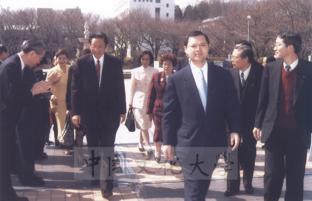2003年3月24日董事長張鏡湖獲頒美國創價大學最高榮譽獎、董事穆閩珠獲頒日本創價女子短期大學最高榮譽獎、校長林彩梅獲頒日本創價大學教育文化獎的圖檔，第3張，共27張