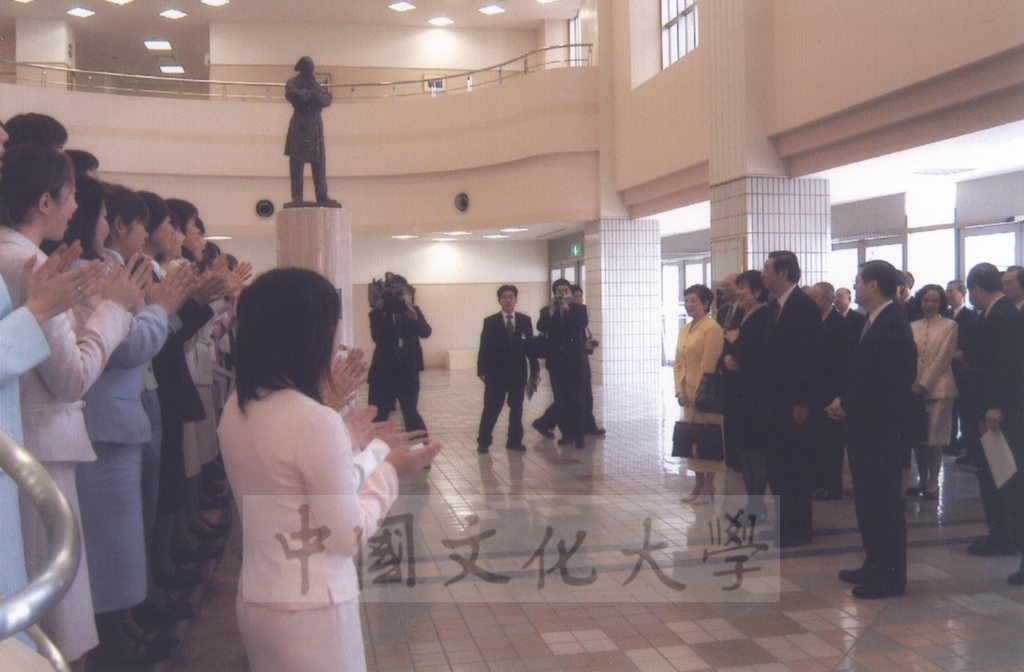 2003年3月24日董事長張鏡湖獲頒美國創價大學最高榮譽獎、董事穆閩珠獲頒日本創價女子短期大學最高榮譽獎、校長林彩梅獲頒日本創價大學教育文化獎的圖檔，第5張，共27張