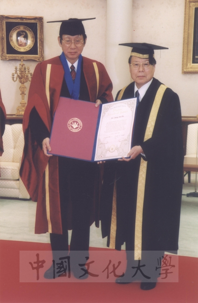 2003年3月24日董事長張鏡湖獲頒美國創價大學最高榮譽獎、董事穆閩珠獲頒日本創價女子短期大學最高榮譽獎、校長林彩梅獲頒日本創價大學教育文化獎的圖檔，第12張，共27張