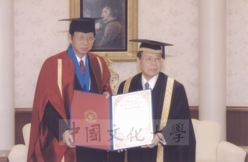 2003年3月24日董事長張鏡湖獲頒美國創價大學最高榮譽獎、董事穆閩珠獲頒日本創價女子短期大學最高榮譽獎、校長林彩梅獲頒日本創價大學教育文化獎的圖檔，第14張，共27張