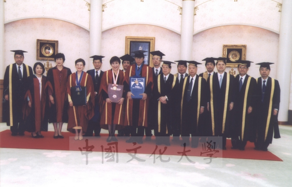 2003年3月24日董事長張鏡湖獲頒美國創價大學最高榮譽獎、董事穆閩珠獲頒日本創價女子短期大學最高榮譽獎、校長林彩梅獲頒日本創價大學教育文化獎的圖檔，第21張，共27張