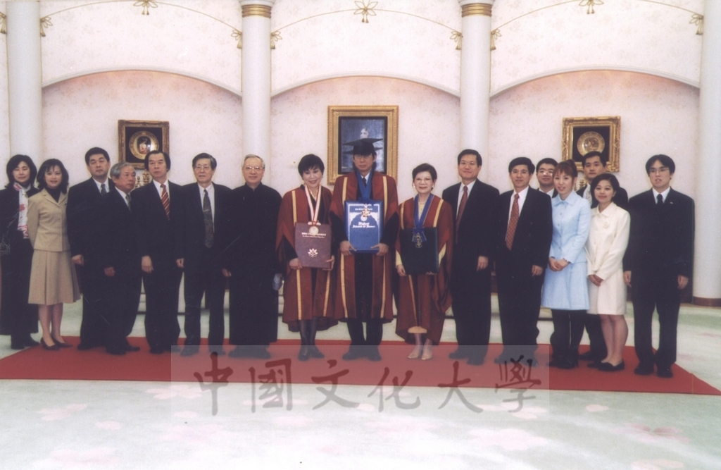 2003年3月24日董事長張鏡湖獲頒美國創價大學最高榮譽獎、董事穆閩珠獲頒日本創價女子短期大學最高榮譽獎、校長林彩梅獲頒日本創價大學教育文化獎的圖檔，第22張，共27張