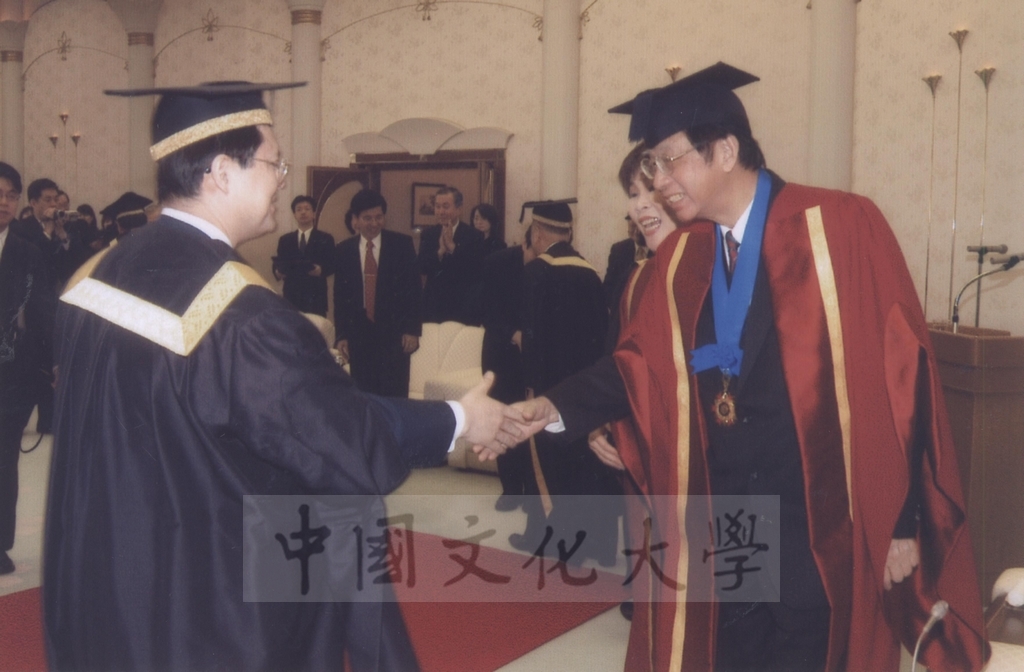 2003年3月24日董事長張鏡湖獲頒美國創價大學最高榮譽獎、董事穆閩珠獲頒日本創價女子短期大學最高榮譽獎、校長林彩梅獲頒日本創價大學教育文化獎的圖檔，第24張，共27張