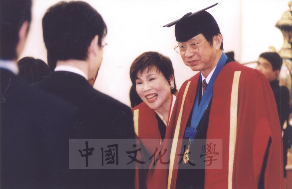 2003年3月24日董事長張鏡湖獲頒美國創價大學最高榮譽獎、董事穆閩珠獲頒日本創價女子短期大學最高榮譽獎、校長林彩梅獲頒日本創價大學教育文化獎的圖檔，第27張，共27張