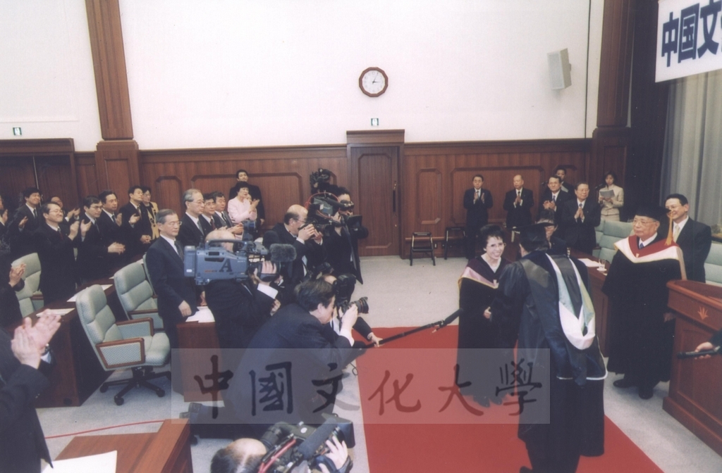 2003年3月24日國際創價學會(SGI)會長池田大作、夫人池田香峰子獲本校頒贈名譽博士學位的圖檔，第14張，共20張