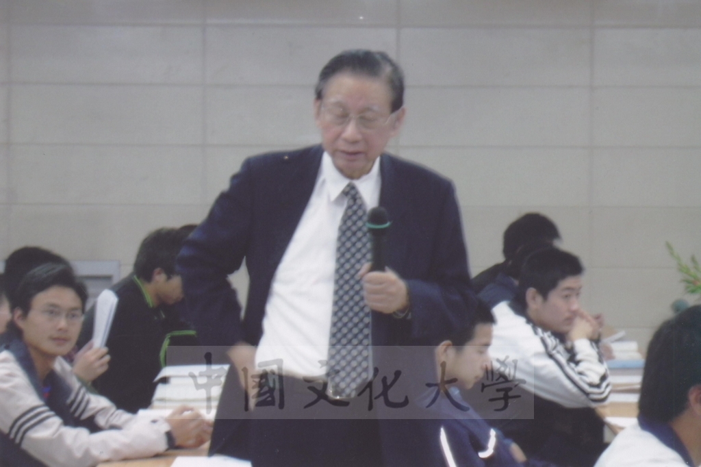 2005年10月26日董事長張鏡湖以「地球增溫的影響」為題受邀於大陸北京大學進行演講的圖檔，第21張，共33張