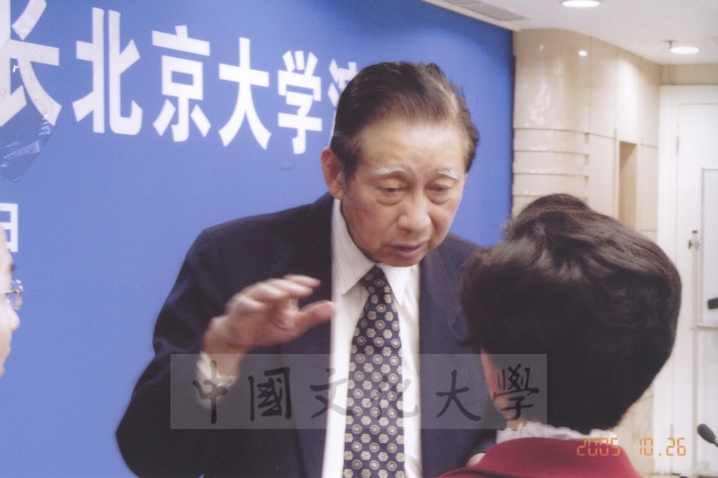 2005年10月26日董事長張鏡湖以「地球增溫的影響」為題受邀於大陸北京大學進行演講的圖檔，第32張，共33張