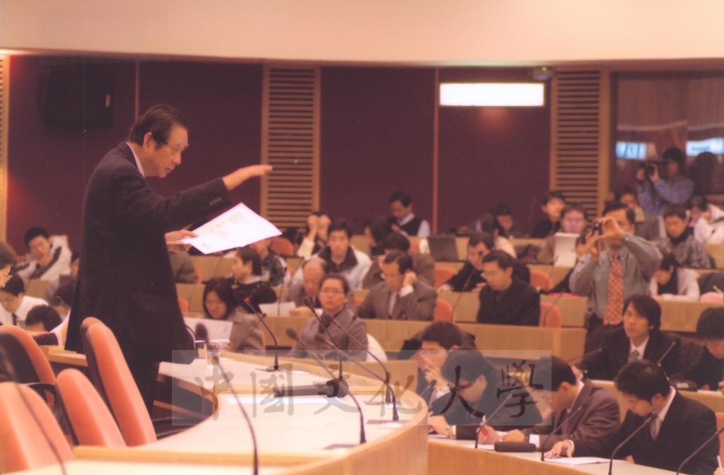 2005年12月19日董事長張鏡湖於商學院年度講座上以「石油能源的變化及其影響」為題進行講演的圖檔，第1張，共1張