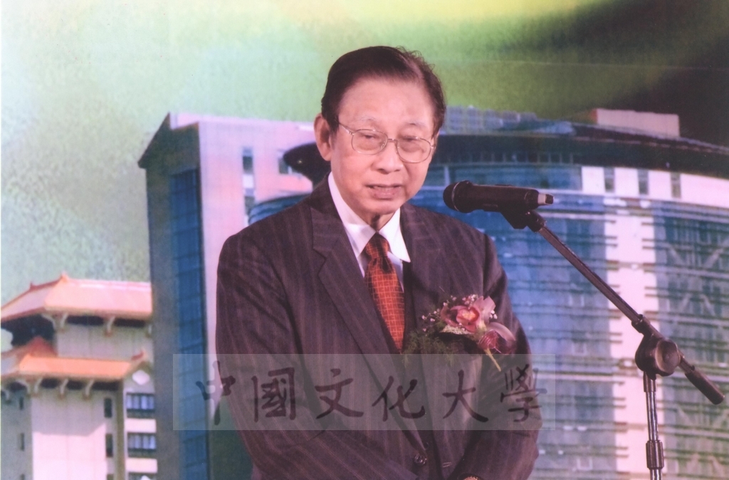 2006年3月1日本校建校44周年校慶晚會首度於新落成體育館舉行，董事長張鏡湖於典禮中致詞景況的圖檔，第1張，共3張