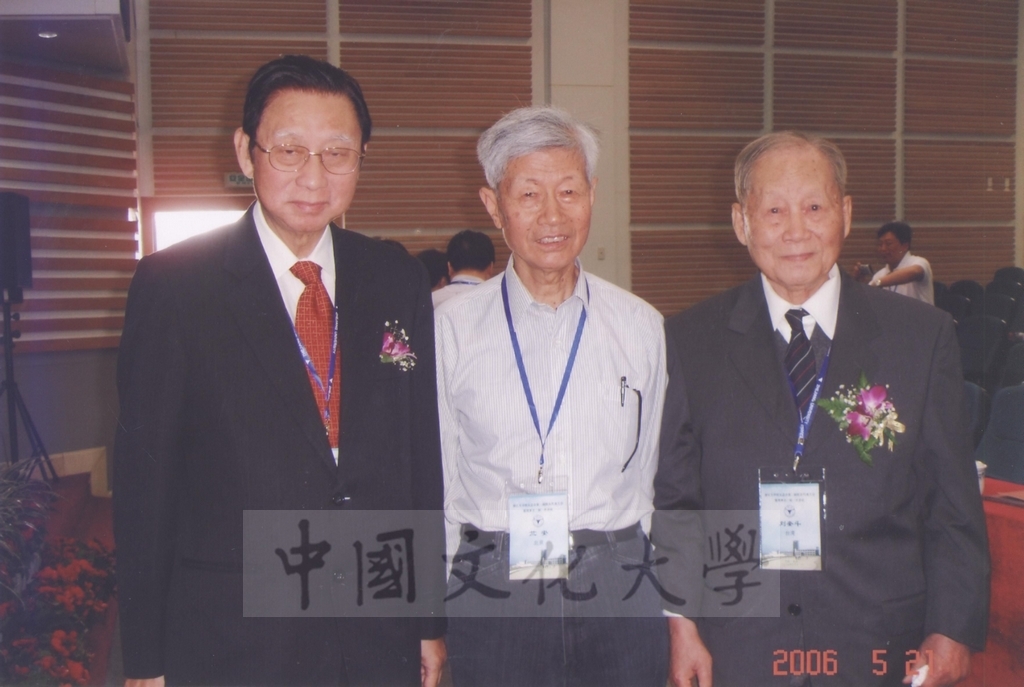 2006年5月20-23日董事長張鏡湖、總務長唐彥博赴浙江大學簽訂「學術合作與交流協議書」並參加浙大校友代表大會暨109週年校慶慶祝大會的圖檔，第25張，共50張