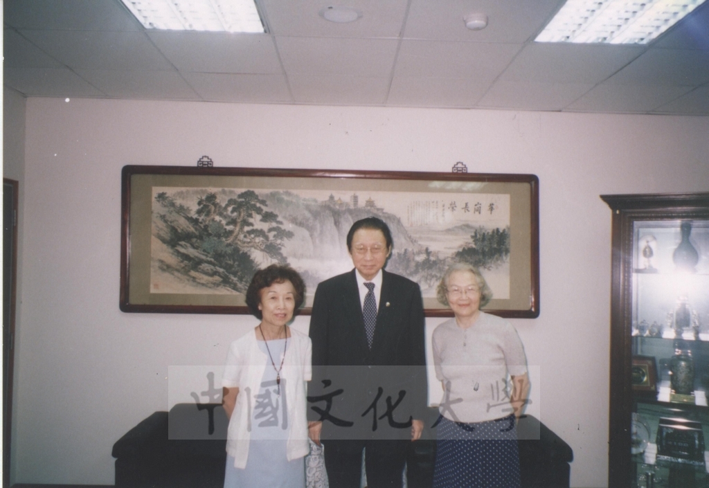2006年6月本校俄文系教授呂和新在退休離台前，由系主任歐茜西陪同拜會董事長張鏡湖的圖檔，第1張，共2張