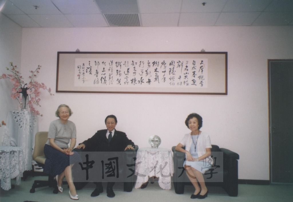 2006年6月本校俄文系教授呂和新在退休離台前，由系主任歐茜西陪同拜會董事長張鏡湖的圖檔，第2張，共2張