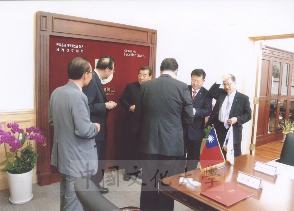 2010年5月22日-26日董事長張鏡湖率同校長吳萬益、韓文系主任林明德赴韓國拜會姐妹校湖南大學、慶南大學、高麗大學的圖檔，第17張，共29張