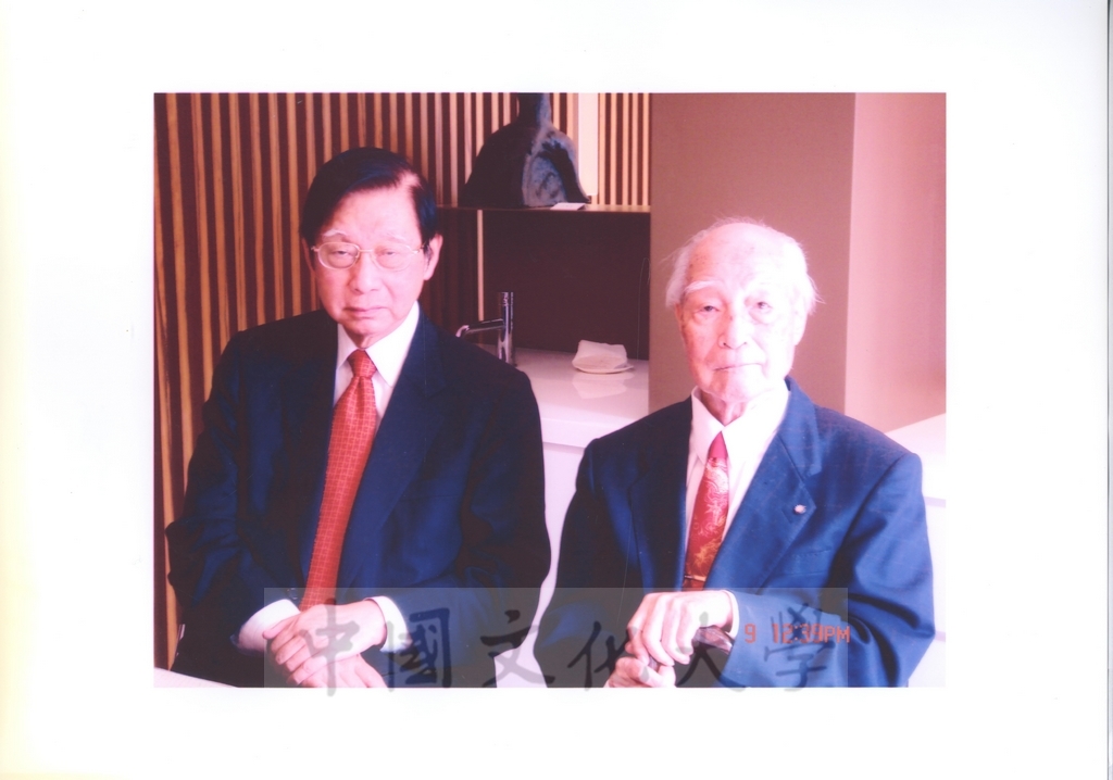 董事長張鏡湖與何志浩將軍合影的圖檔，第1張，共1張