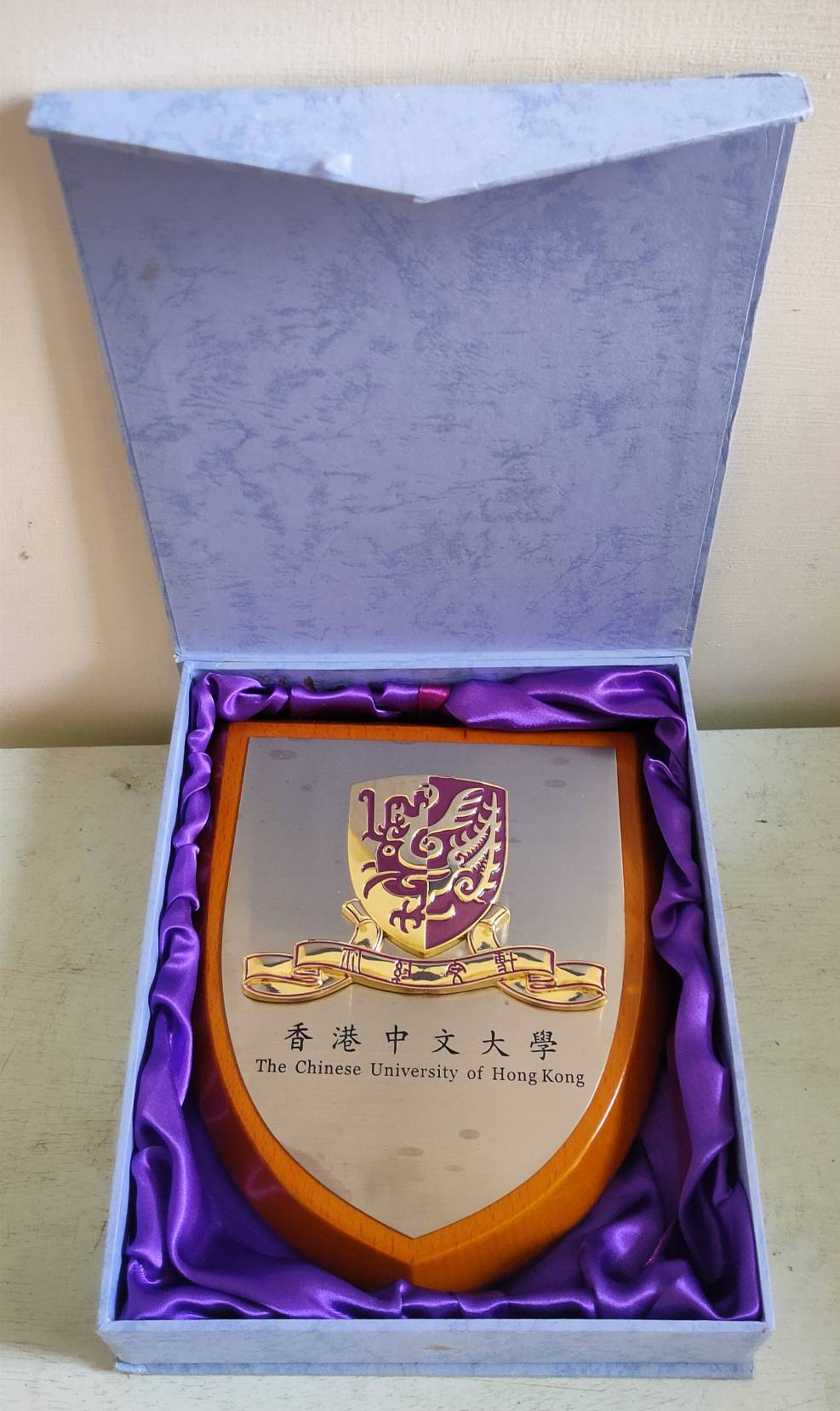 2013年1月5日香港中文大學(The Chinese University of Hong Kong, CUHK)致贈盾形金屬校徽立牌的圖檔，第2張，共3張